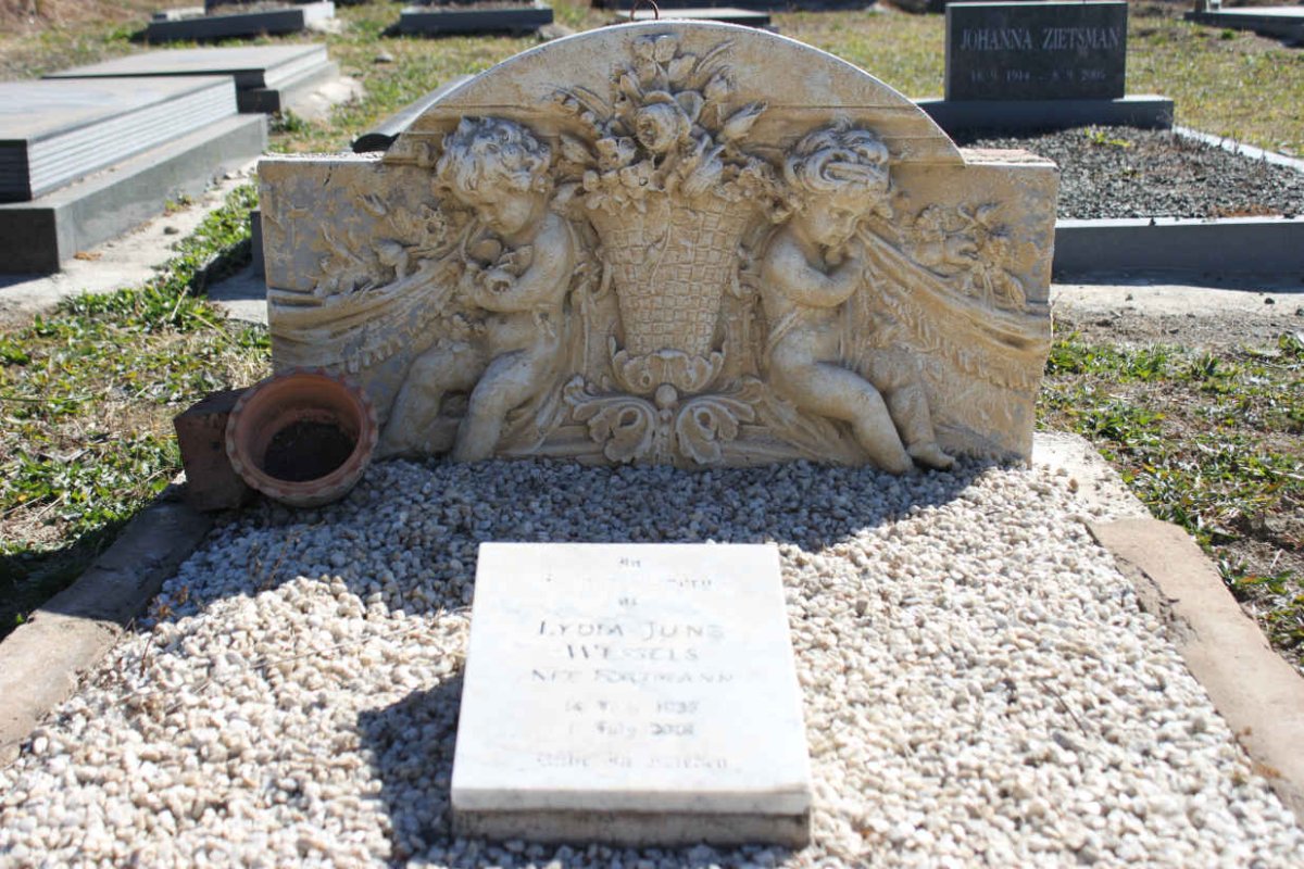 WESSELS Lydia June nee FORTMANN 1935-2001