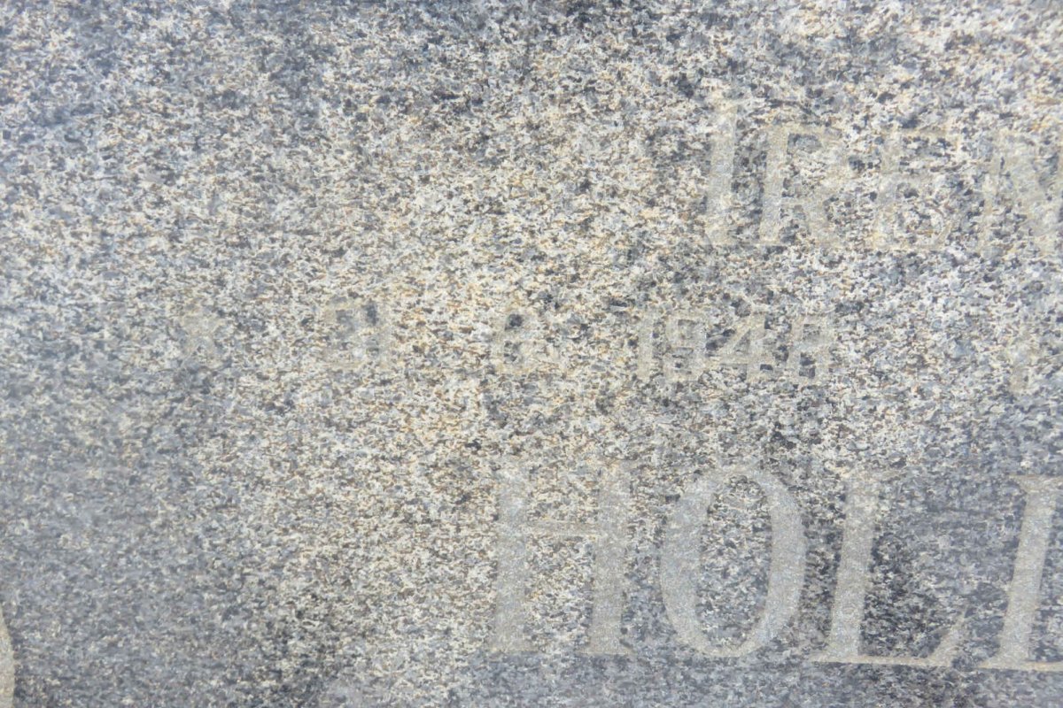 HOLDER Ambrose 1939-1994 &amp; Irene 1948-2001