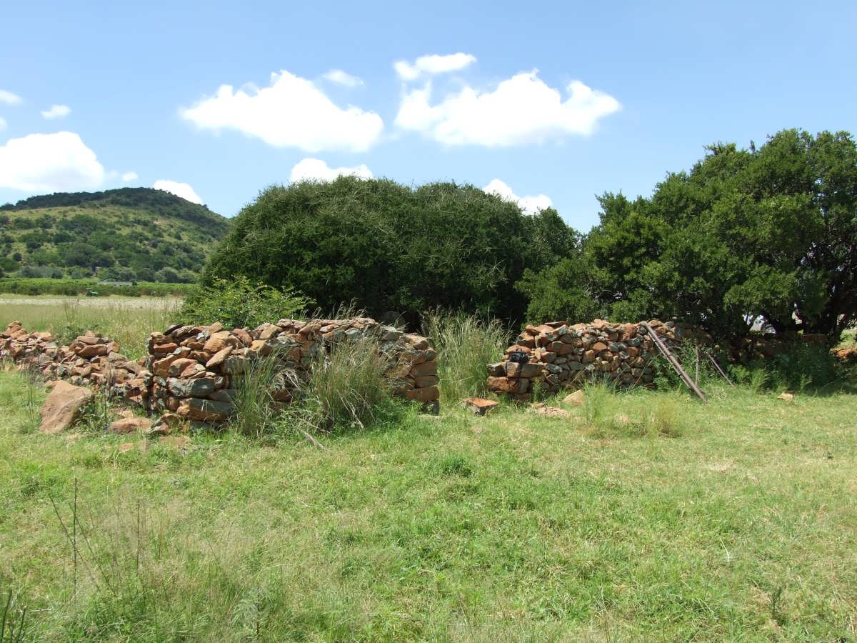 2. Entrance to the cemetery