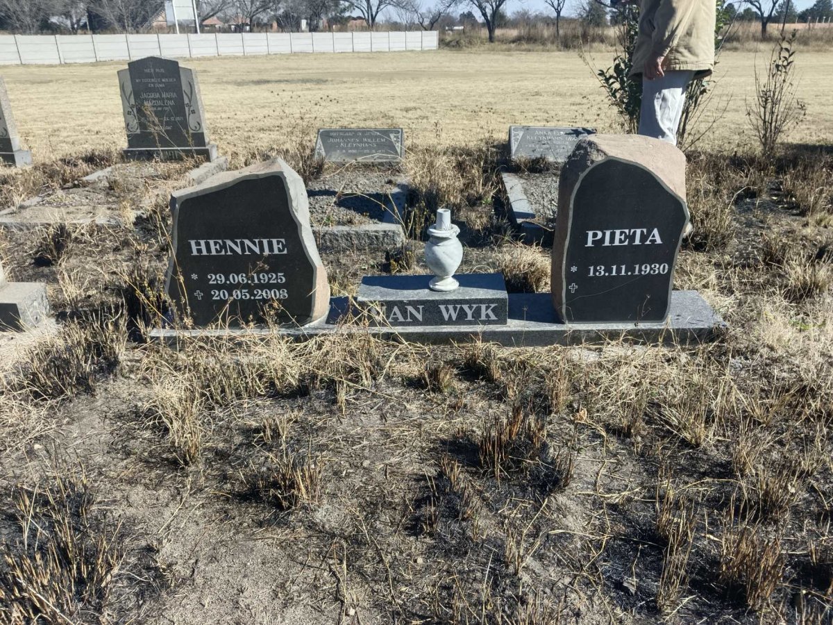 WYK Hennie, van 1925-2008 & Pieta 1930-