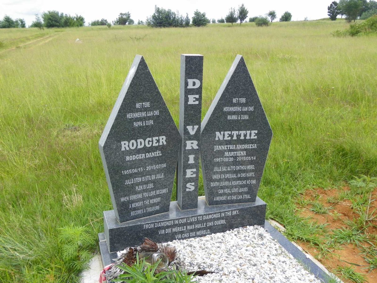 VRIES Rodger Daniel, de 1955-2015 &amp; Jannetha Andriesa Martiena 1957-2015