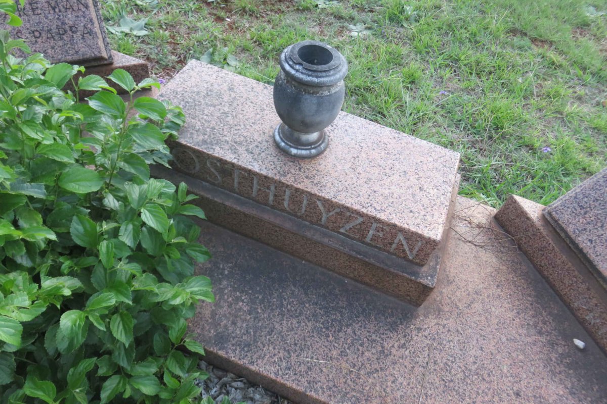 OOSTHUYZEN Kobus 1943-1985