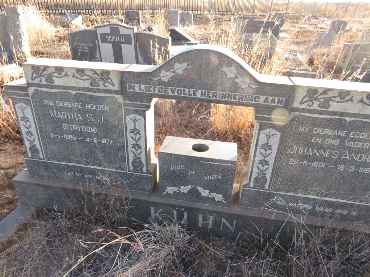 KUHN Johannes Andries 1891-1988 & Martha S.J. nee STRYDOM 1896-1977_1