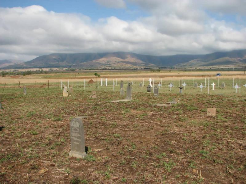2. Overview on the farm cemetery with the military cemetery behind the fence