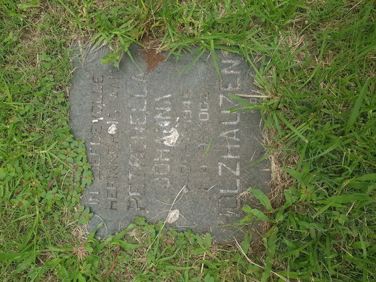 HOLZHAUZEN Petronella Johanna 1945-2002