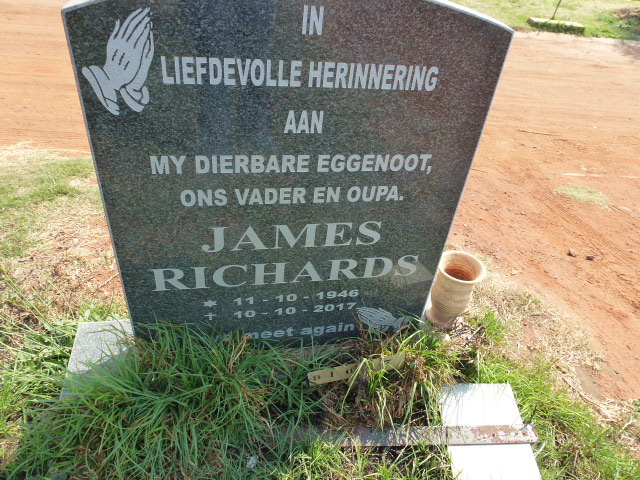 RICHARDS James 1946-2017