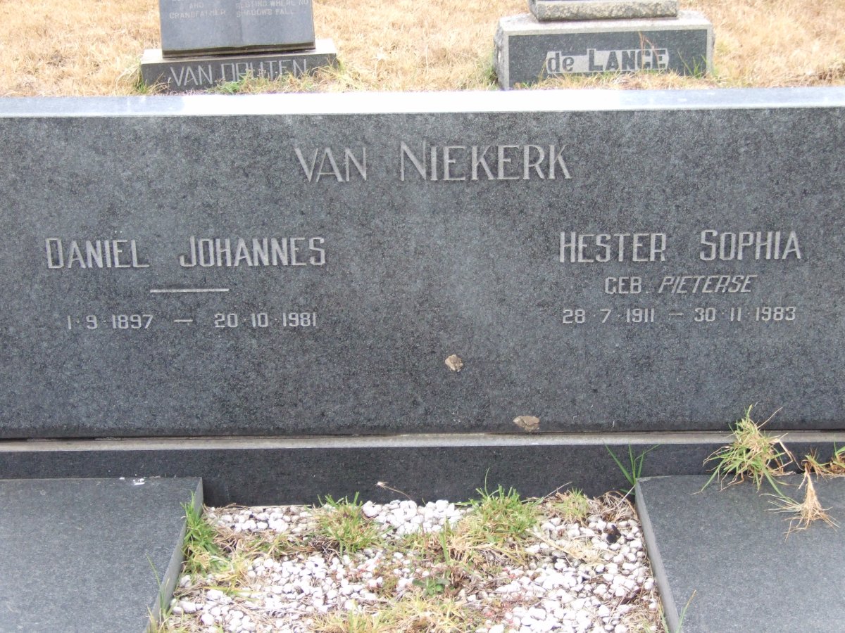 NIEKERK Daniel Johannes, van 1897-1981 &amp; Hester Sophia PIETERSE 1911-1983