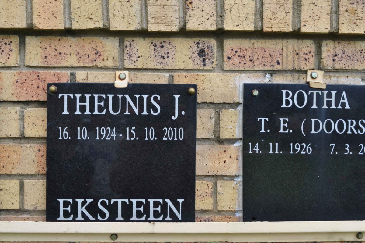 EKSTEEN Theunis J. 1924-2010