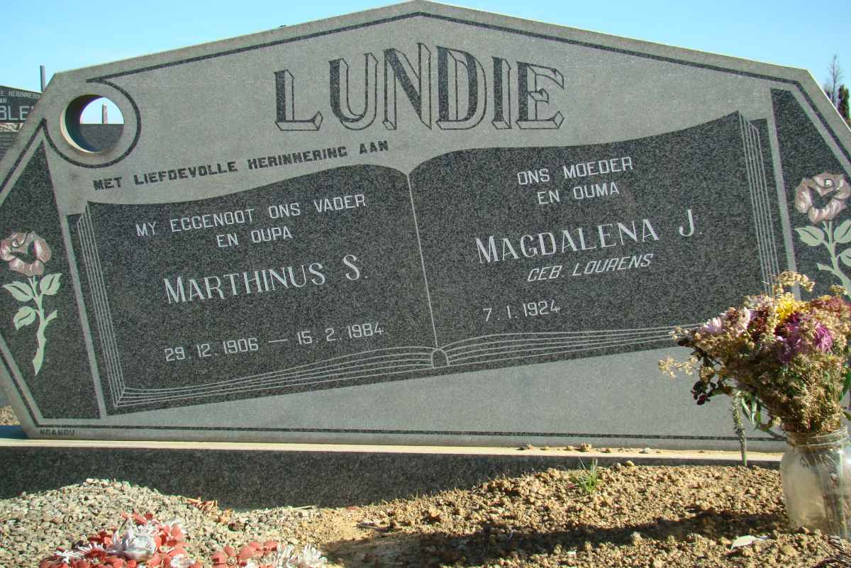 LUNDIE Marthinus S. 1906-1984 &amp; Magdalena J. LOURENS 1924-